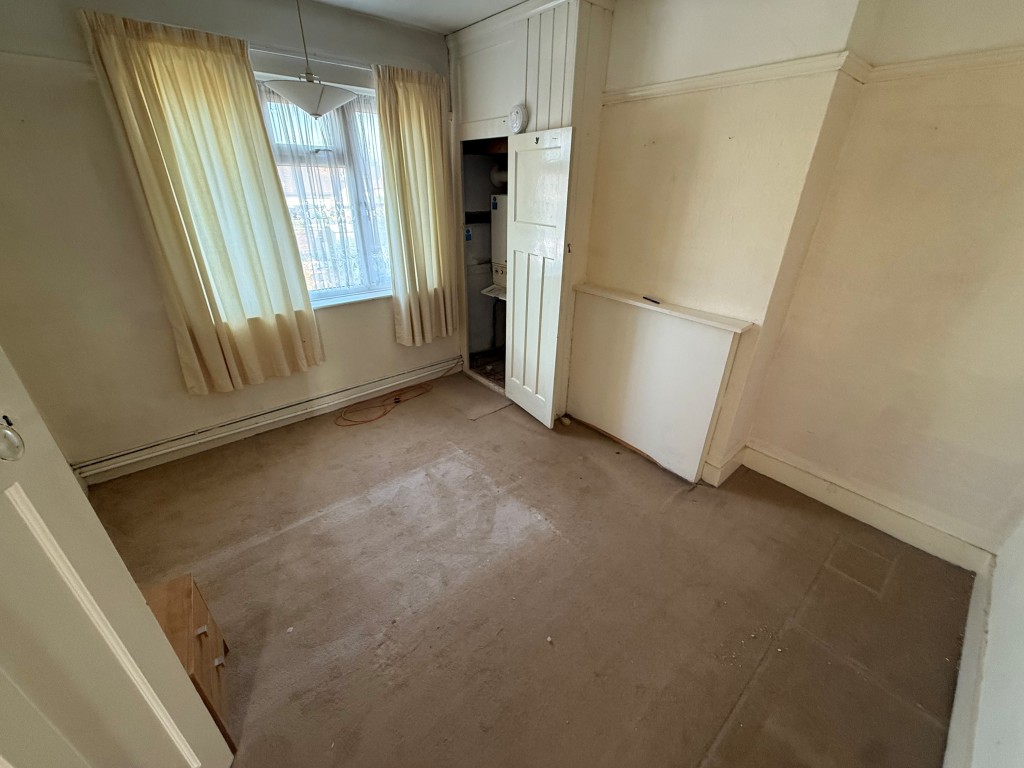 Lot: 226 - THREE-BEDROOM SEMI-DETACHED HOUSE FOR IMPROVEMENT - Second bedroom with window and boiler cupboard